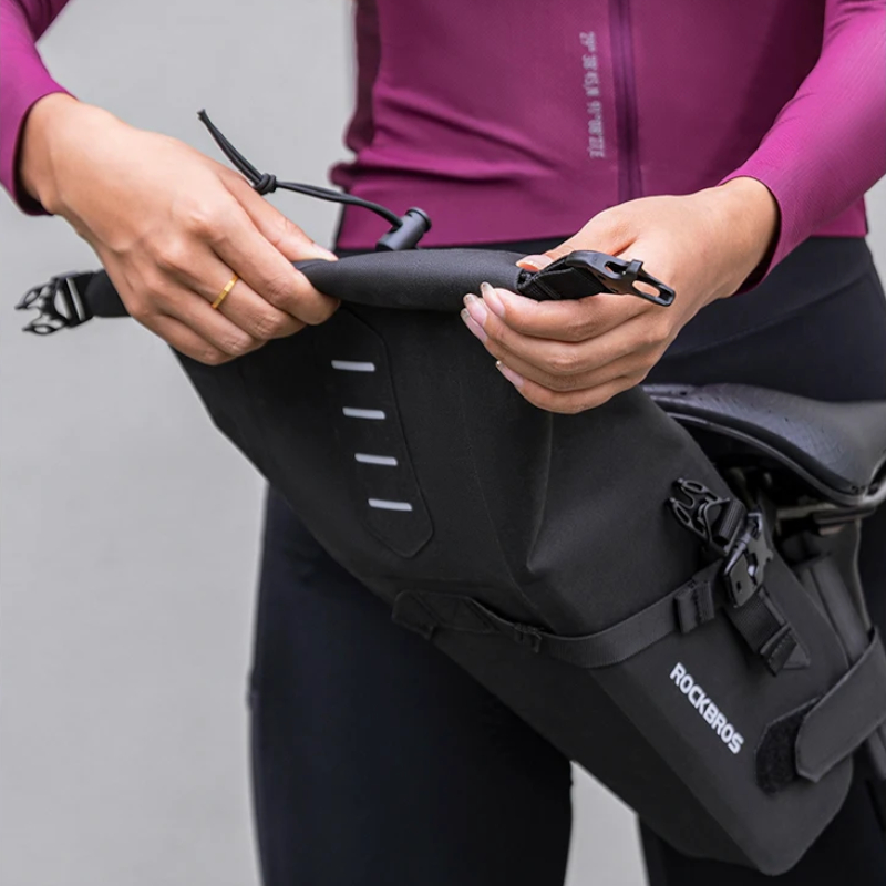 iTok webáruház - RockBros Rockbros 30130061001 kerékpáros táska 3 l (fekete) 5 Rockbros 30130061001 bicycle bag 3L (fekete)