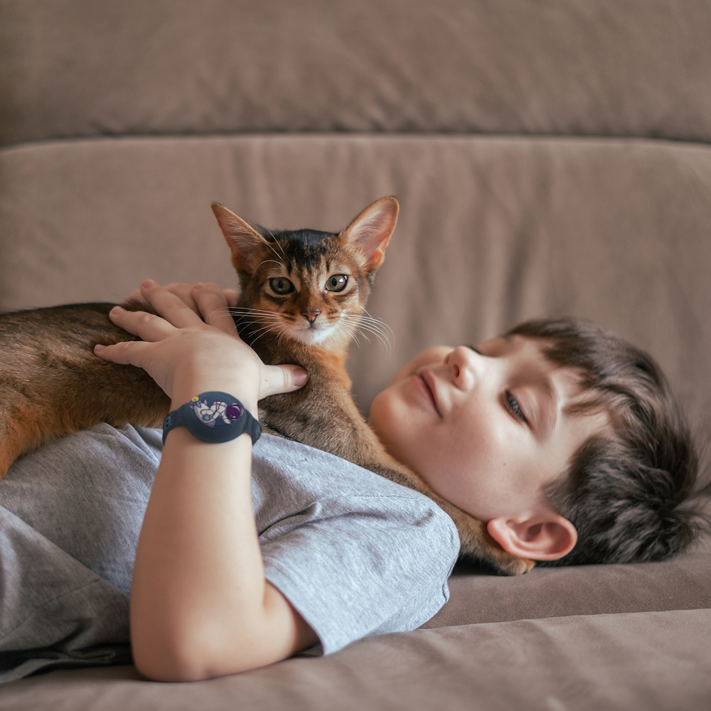 iTok webáruház - Hurtel AirTag szilikon csuklópánt gyerekeknek, WAT-46GA (sötétkék asztronautával) 2 AirTag Case Silicone Wristband for Kids (sötétkék asztronautával)